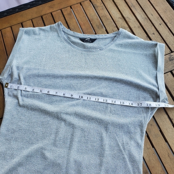 Chic Gray Striped T-Shirt with Shimmering Detailing – Casual & Stylish - Picture 3 of 9